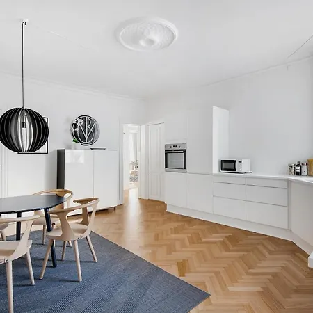 Sanders Frontier - Endearing Two-bedroom Near Royal Palace Apartment
