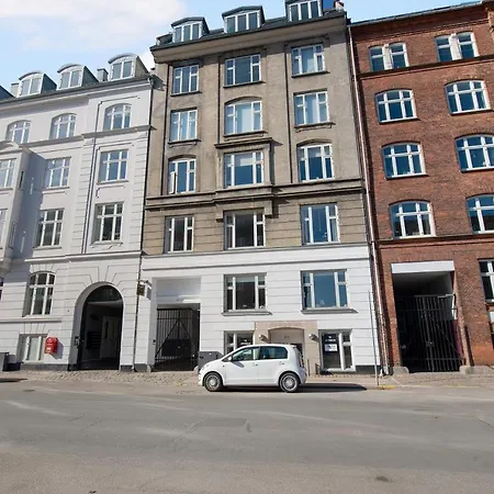 Sanders Frontier - Endearing Two-bedroom Near Royal Palace Apartment *
